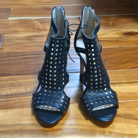 New size 5.5 heels. Black with a brown heel. - Picture 1 of 5